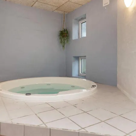 10 Person In Bl Vand Nyaraló Blåvand