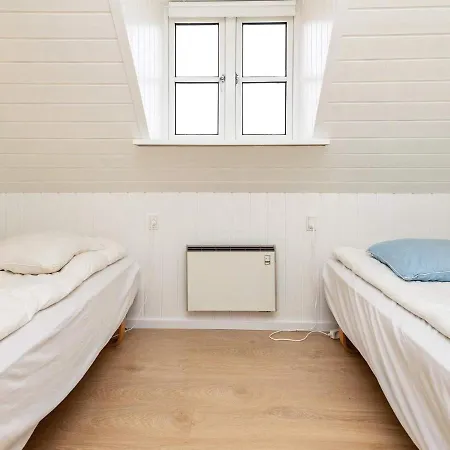 10 Person In Bl Vand * Blåvand